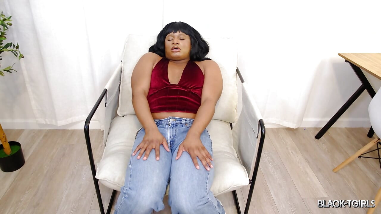 BLACK TGIRLS - Aurora Piper si hladí svou tvrdou černou píšťalku