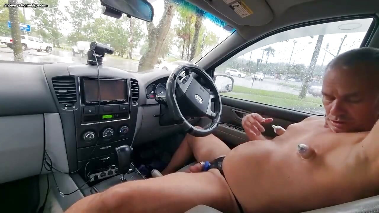 Desnudo en el coche
