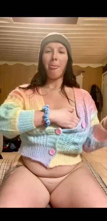I stripped off my sweater seducing a dozen girl coworkers at my job