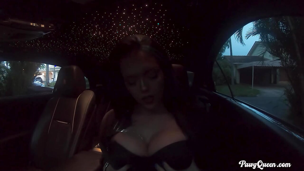 PAWGQueen ריאן מחייך כשהוא רולס רויס