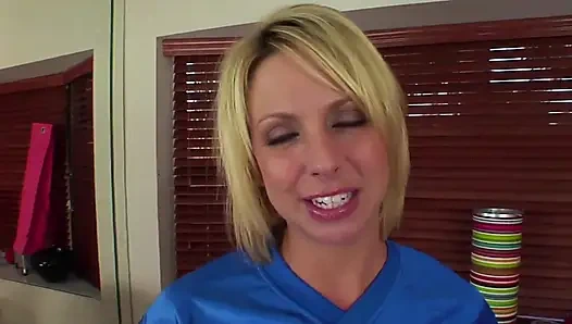 MILfs sind heiße szene - sexy vollbusige blonde MILf brianna beach fickt hart nach dem fußballspiel