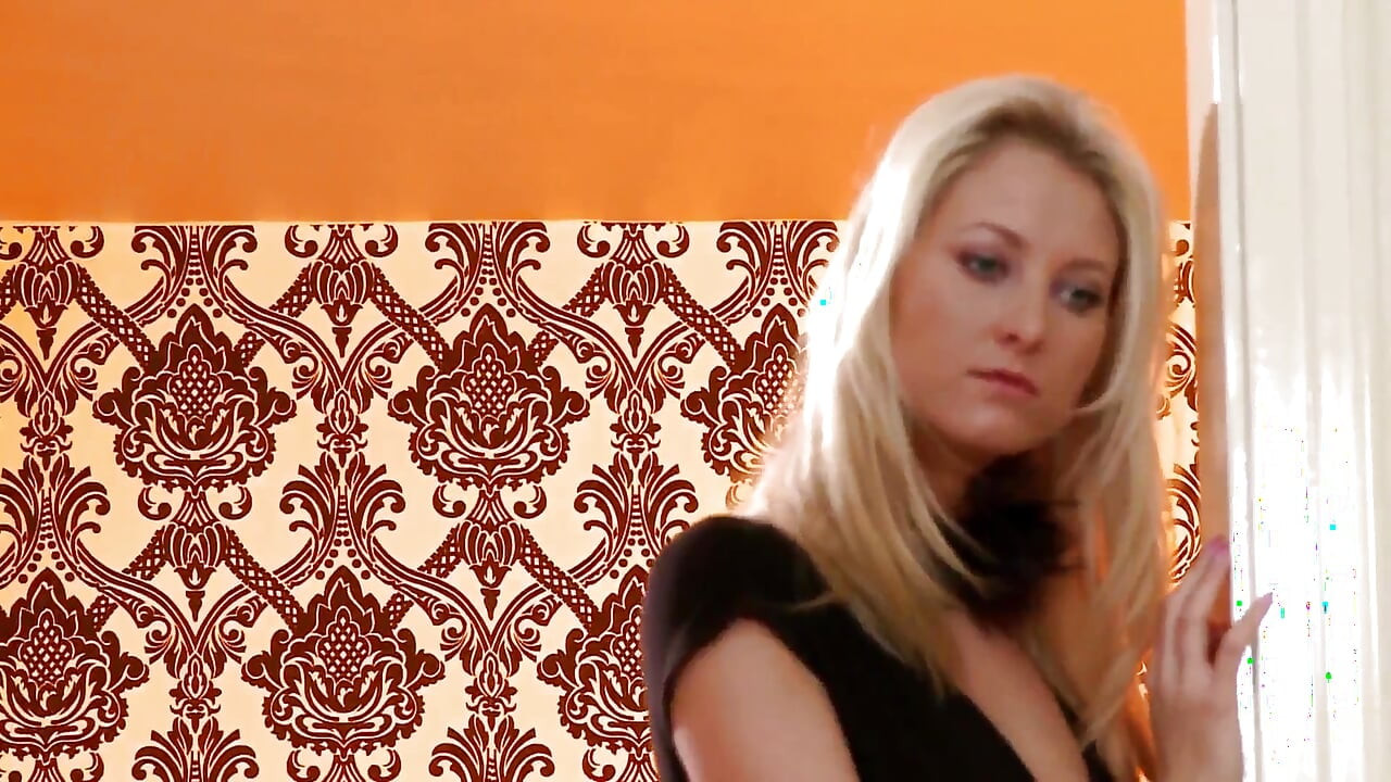 Susan Snow a horny woman with blonde hair gets her pussy