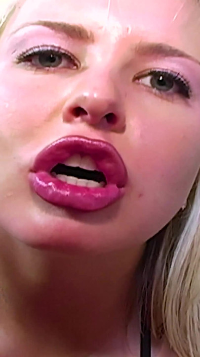 Andi Anderson in Andi's Handie!
