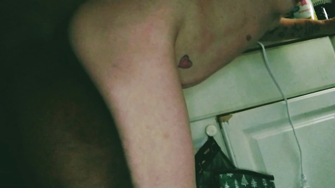 Ehefrau wird in der küche geritten