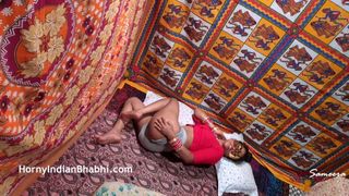 Indische Stiefmutter Simran verzweifelt nach großem Schwanz für ihre Muschi