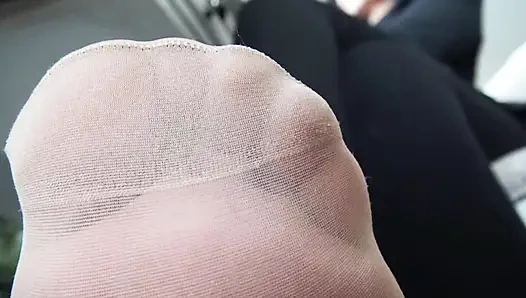 Diabaikan di kaki bosku pakai stoking nilon!
