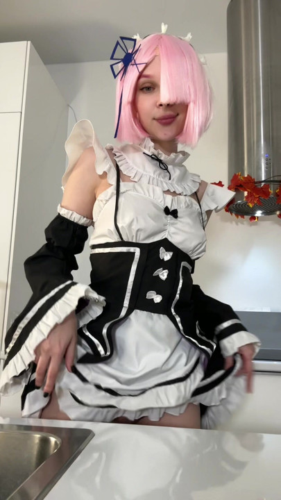 このメイドのコスプレ、私には短すぎる気がする...