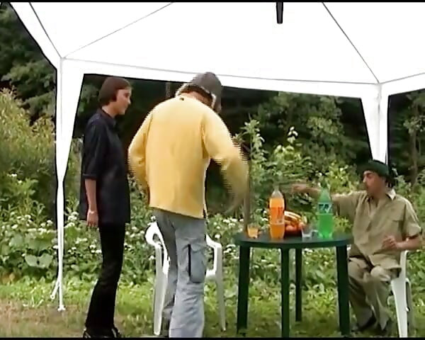 C’est une Allemande qui aime se faire baiser par le trou pendant une séance en plein air