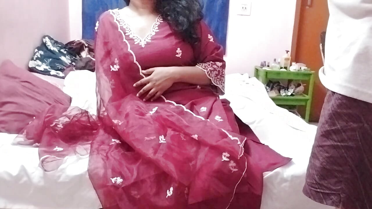 شوهر جلوی خواهر زن باکره ش شیطونی می کند