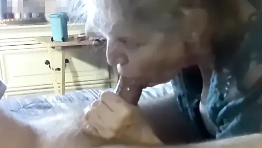 Ateşli iri güzel kadın arkadaşına biraz sakso çekiyor!