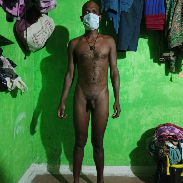 Un chico indio masturbándose, moviendo su polla negra y disfrutando