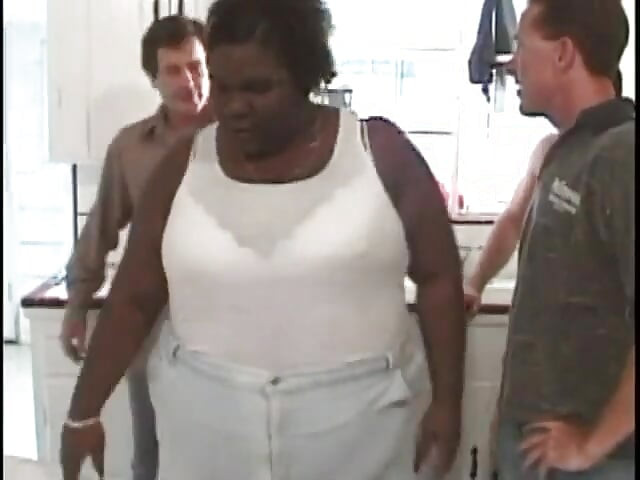 Grande mulher negra leva três paus ao mesmo tempo