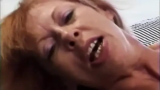 Wanita sange ini menggoda suaminya untuk pertama kali sebelum dientot habis-habisan