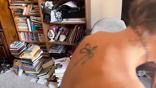 Pelacur jalanan pakai buttplug di depan pintu rumahku!