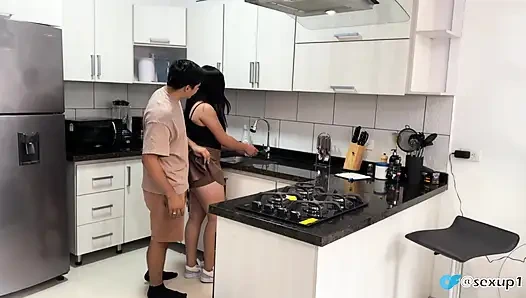 Pantat putih yang lezat sedang beristirahat di dapurku dan aku muncrat di