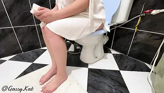 Мое первое видео с пердежом в туалете