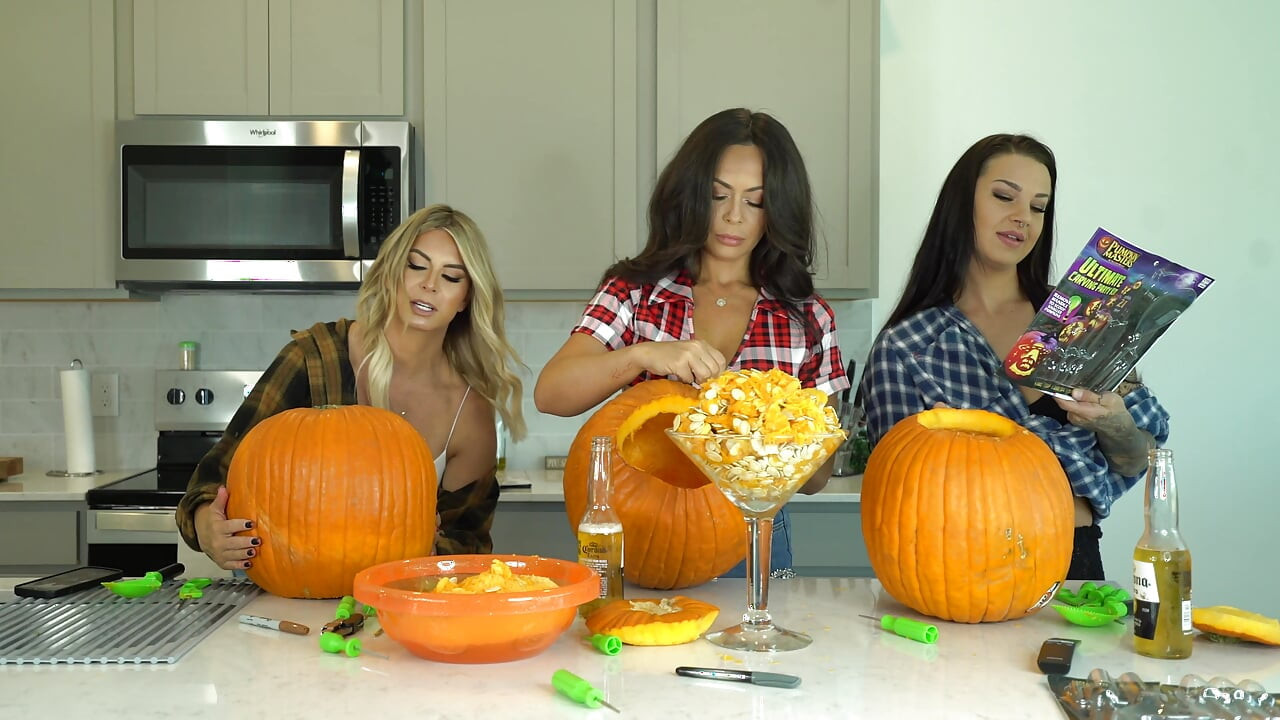 Kiki Mariah_970 Evelin Carve Pumpkins Nude Photoshoot After