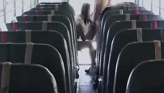 Olgun esmer orta yaşlı seksi kadın otobüste sikiştikten sonra yüzüne boşalıyor