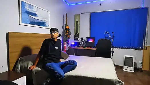 Di dapur, dia bersandar di lemari es dan meminta lebih banyak