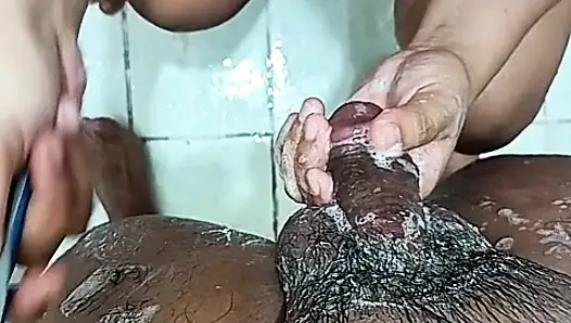 Biarkan dia mencukurnya sebelum mengisapnya