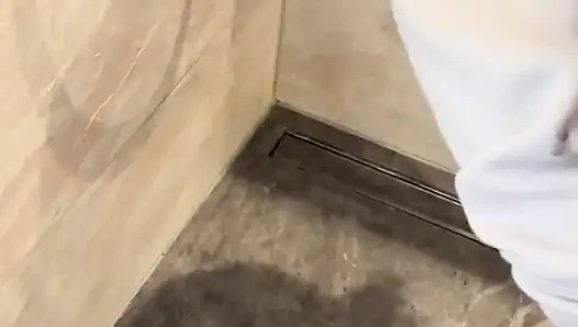 Anong Sırılsıklam Kapüşonlu Dizlerinin Üzerinde Banyo Zeminini Temizliyor.