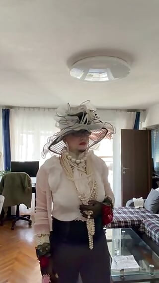 Hırvat travesti güzel vücudunu gösteriyor