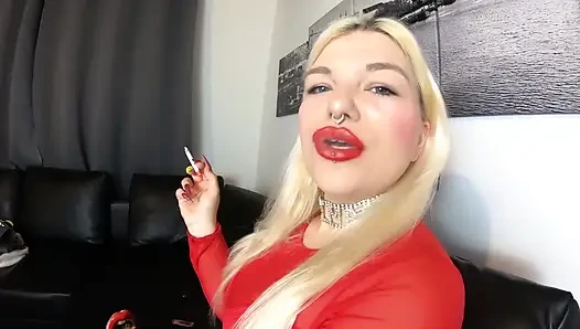 Kette raucht 2 Zigaretten mit großen roten lippen
