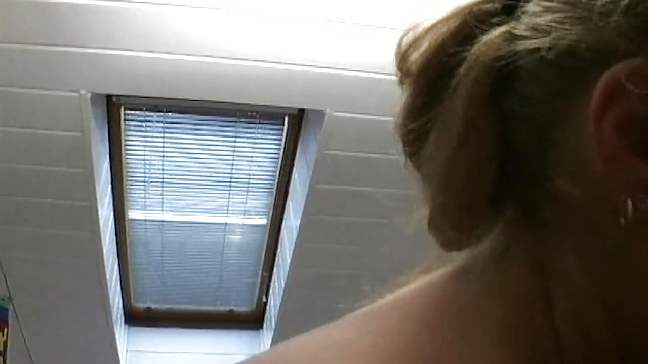Nadržené blondýnky prsty kapají z kundičky k otřásající se orgasmus
