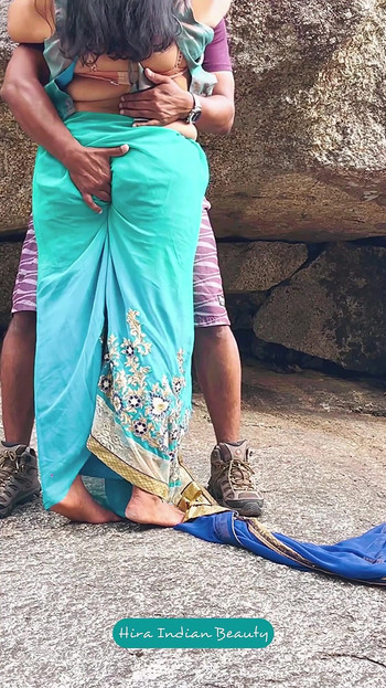 Indijski par romansa na otvorenom - Saree seks - Saree podignut i udaren po guzici