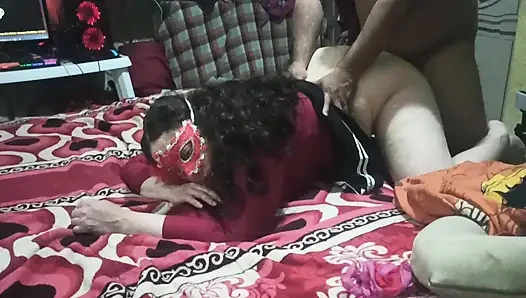 Karımı sulu dölü için gerçekten sert vuruyorum ta ki zevkle bitirene kadar, ıslak seksi maskeli