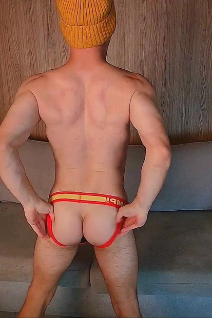 Zgodni Rus pokazuje svoje mišiće i guzu