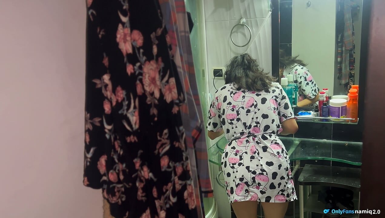 În timp ce se masturbează cu mâna, îi ofer gura mea ca să o umple cu spermă