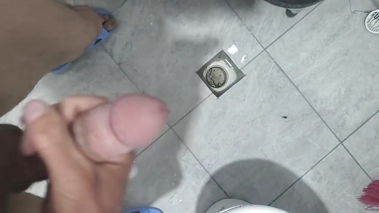 トルコのティーンエイジャーはトイレで自分を抑えられなかった