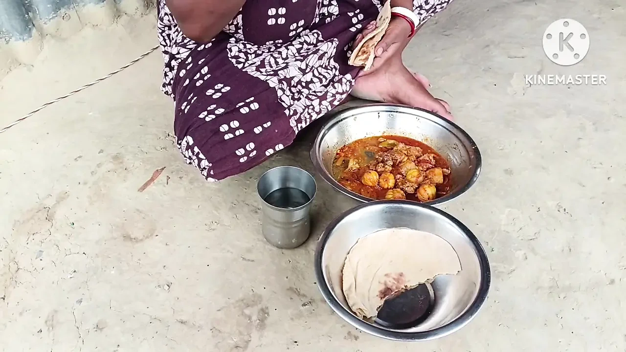 Desi bhabhi ne chicken ke sath roti khaya aur Masti ki