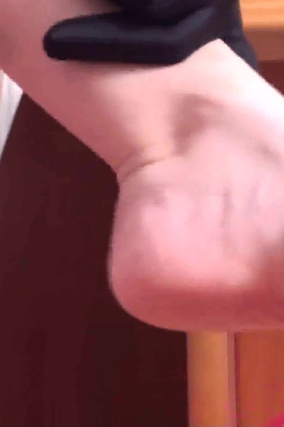 Kasut bulu merah berjunjut