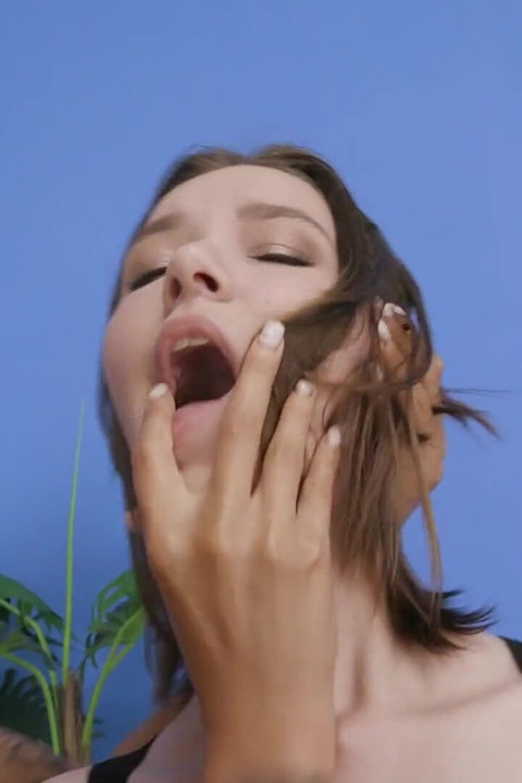 Sapık sürtük Monika Fox kız arkadaşının ağzına fışkırtıyor ve birbirini yalıyor!