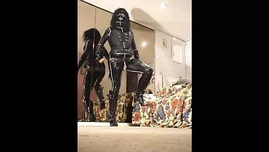 RoxinaShinyLatexGirl