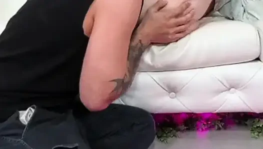 Mulut dolly paige dicrot sperma hangat di kamar mandi!