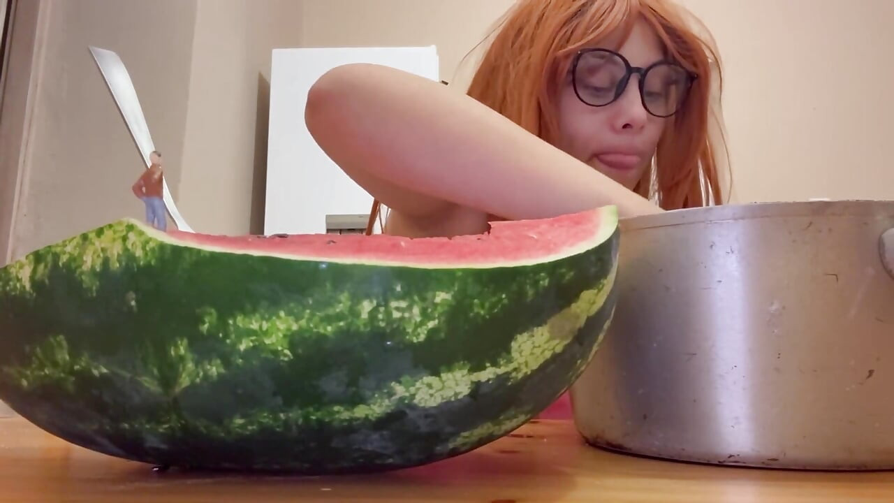 Giantess przyrodnia siostra zjada arbuz i jest naprawdę napalona, podczas gdy mały przyrodni brat patrzy, jak gigantyczna przyrodnia siostra je