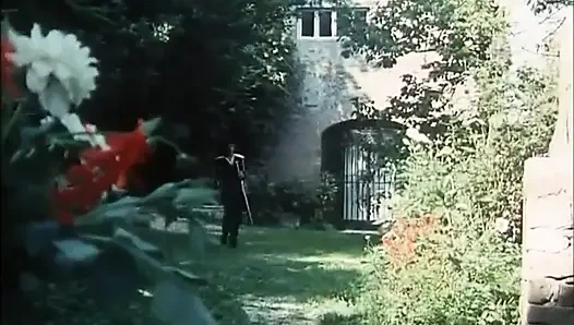 Ormanda siyah ve beyaz ortaçağ partisi