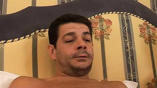 Сладкая тинка соблазняет зрелого мужчину