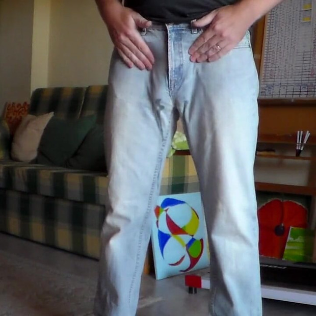 ジョンはジーンズの中でおしっこをしている