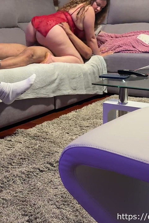 자위하는 동안 다른 남자와 섹스하는 마누라를 지켜보는 바람난 남편!