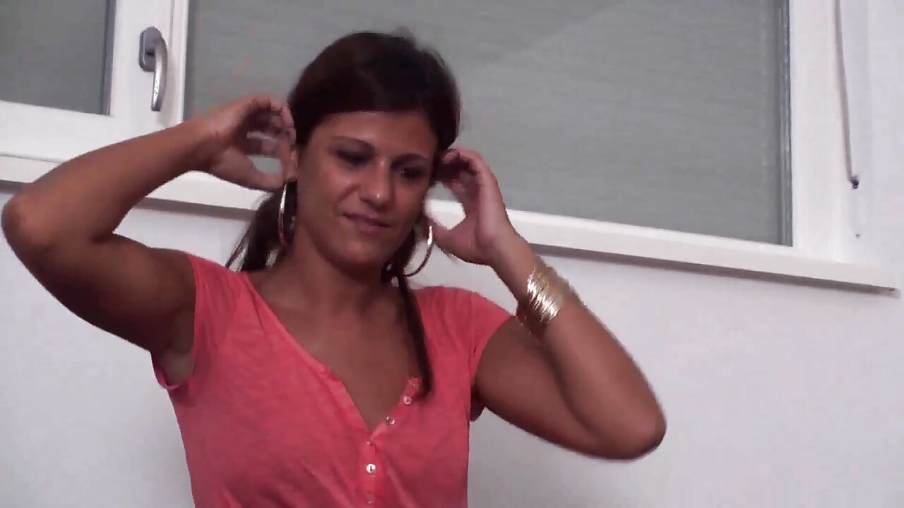 Brünette herrin raucht eine zigarette und demütigt kleinen penis