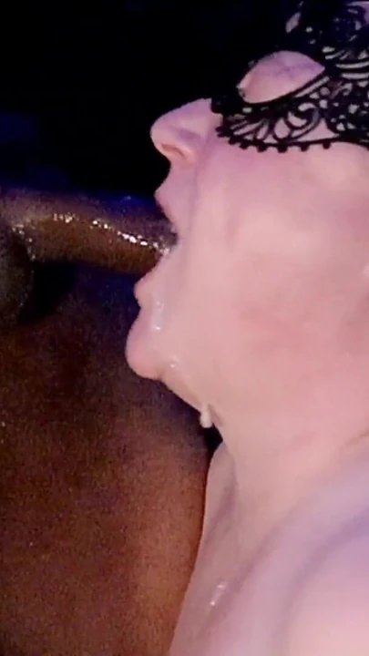 Momento sbalorditivo da "sborra assetata di tette enormi amatoriale miLF bavaglio succhiata e succhia il cazzo di giovane uomo dopo Netflix e Chill"