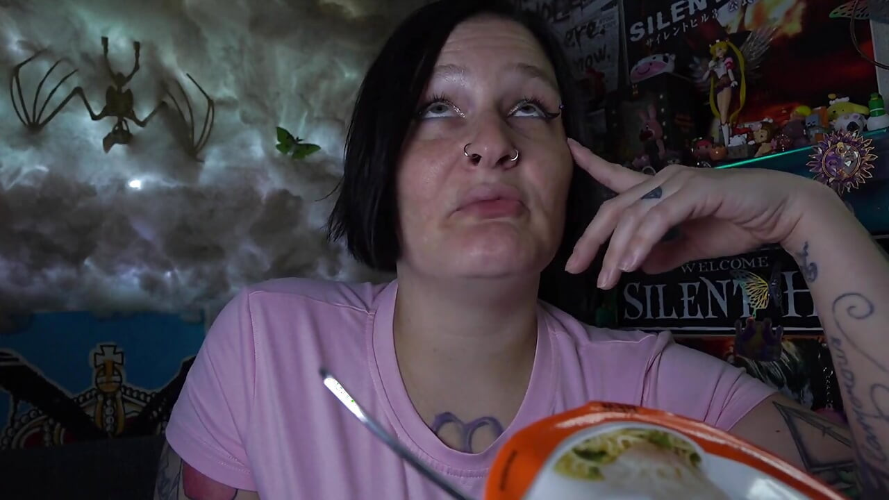 Dani 不戴假牙吃拉麵