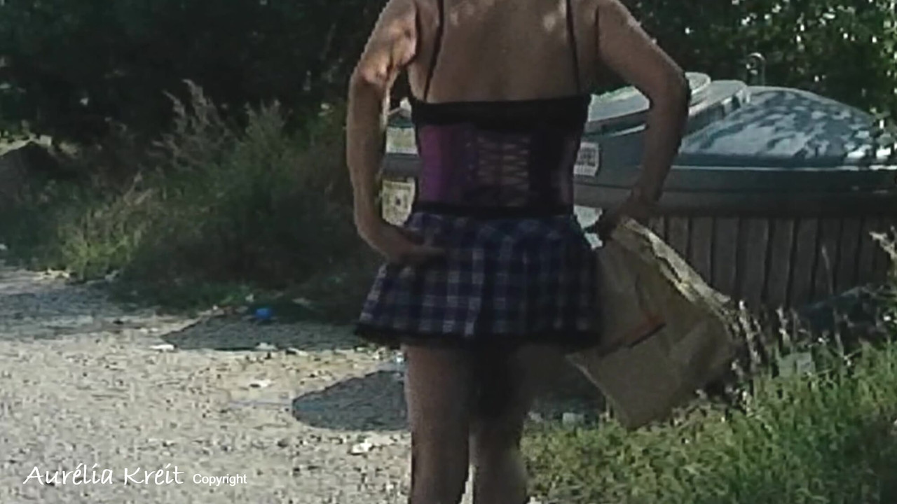 Ik haal het afval in mijn schoolkleren eruit en met een staartplug in mijn kont op de kant van de weg terwijl de auto's voorbij komen