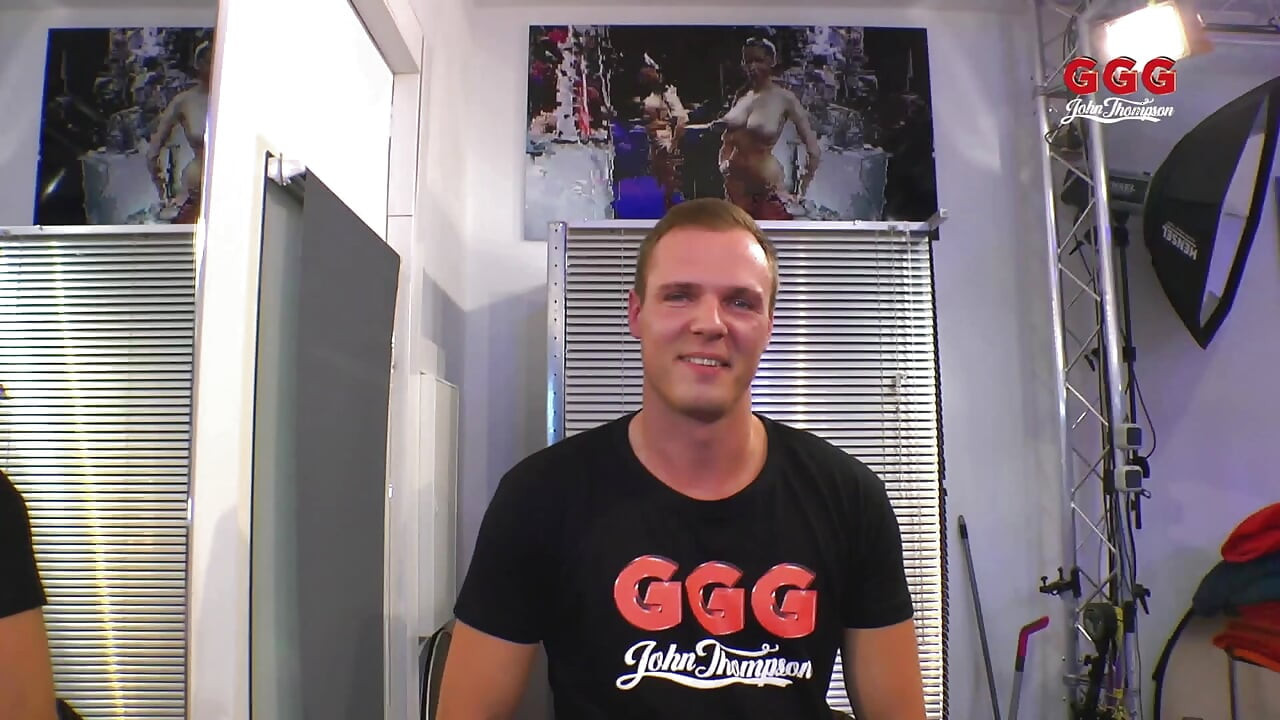 Ggg - gangbang sa zgodnom plavušom u hotelskoj sobig - prljava kurva samo želi gangbang i spermu