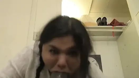 Dee lagi asik muasin dirinya sendiri