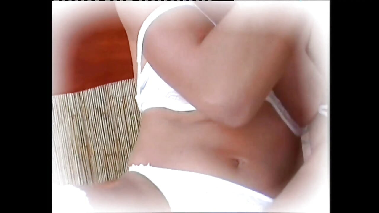 Si blonde cantik menyentuh pepeknya dan membuat zakar besar memancut mani dengan blowjob